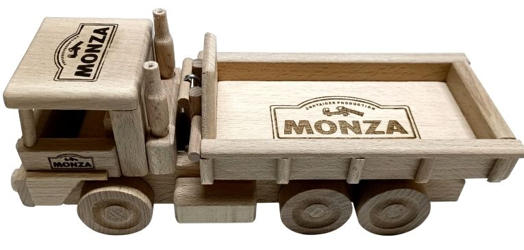 Dřevěný nákladní automobil s gravírovaným logem firmy