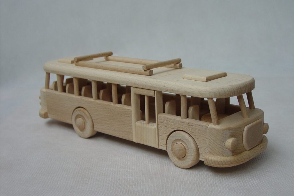 Dřevěný autobus – ruční výroba CEEDA